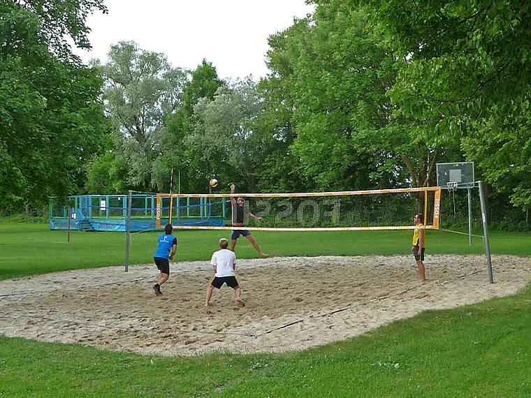 Übersee Bayern Seeufer Volleyballspieler