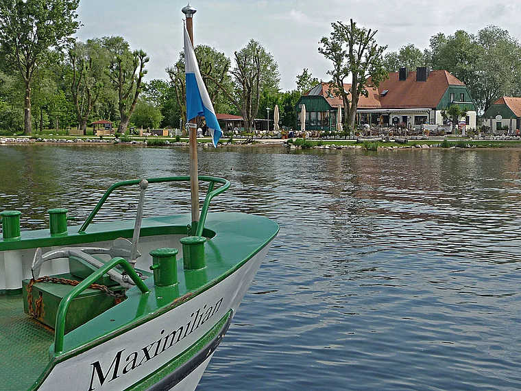 Übersee Bayern Blick vom See auf Seewirts Strandhaus