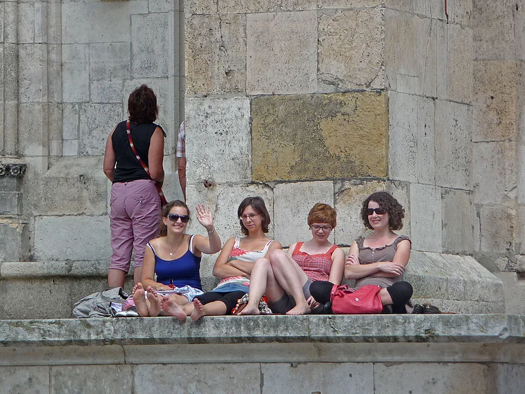 Regensburg Dom Treppe Studentinnen