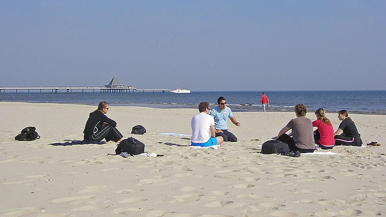 Usedom Heringsdorf Menschen sitzen am Strand