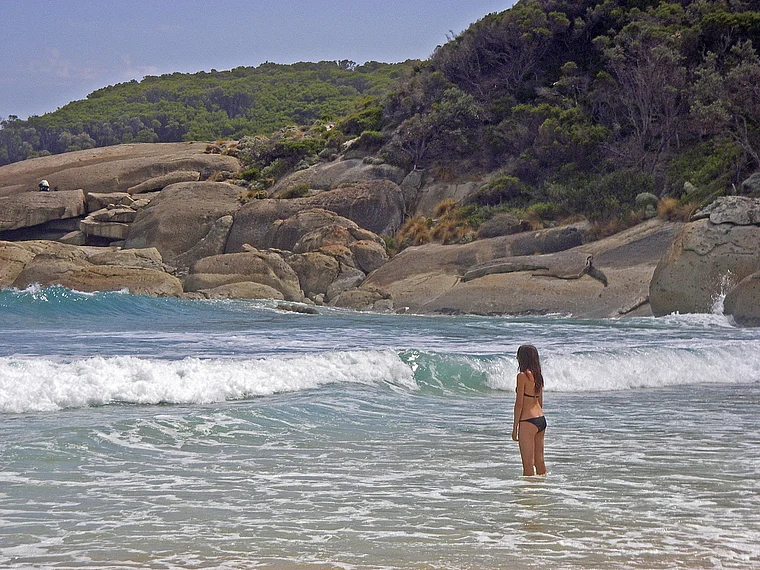 Australien Wilsons Prom Squeaky Beach Frau in der Brandung