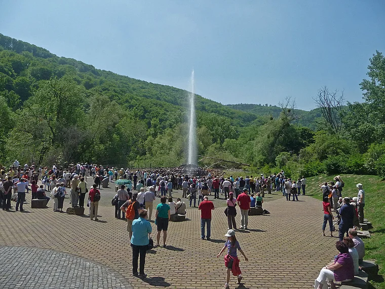 Andernach Geysir Totale mit Publikum