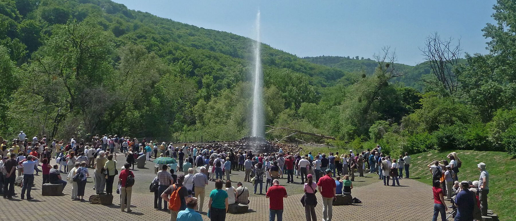 Andernach Geysir Totale mit Publikum