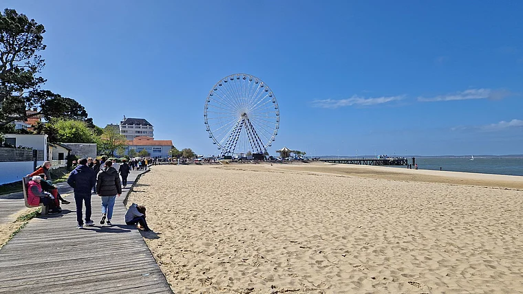 Arcachon Strand und Riesenrad von Osten