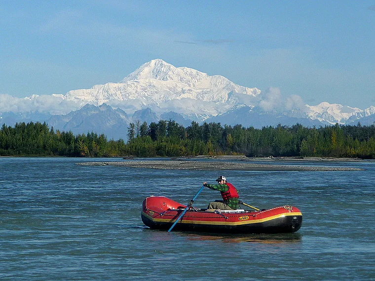 Alaska Mount Denali Talkeetne rotes Schlauchboot