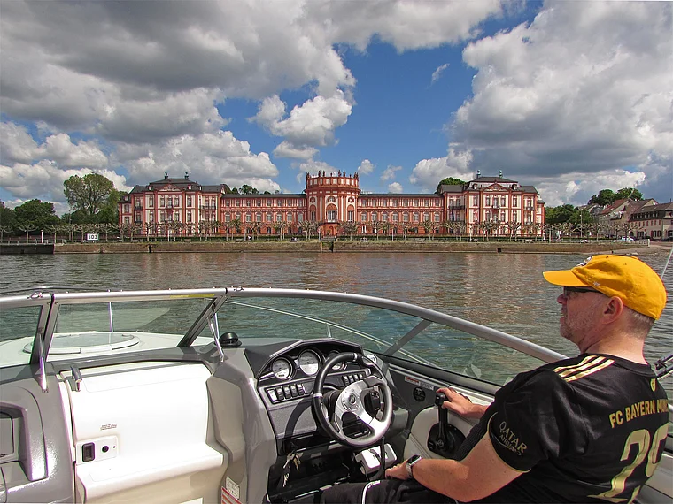 Wiesbaden Schloss Biebrich vom Rhein