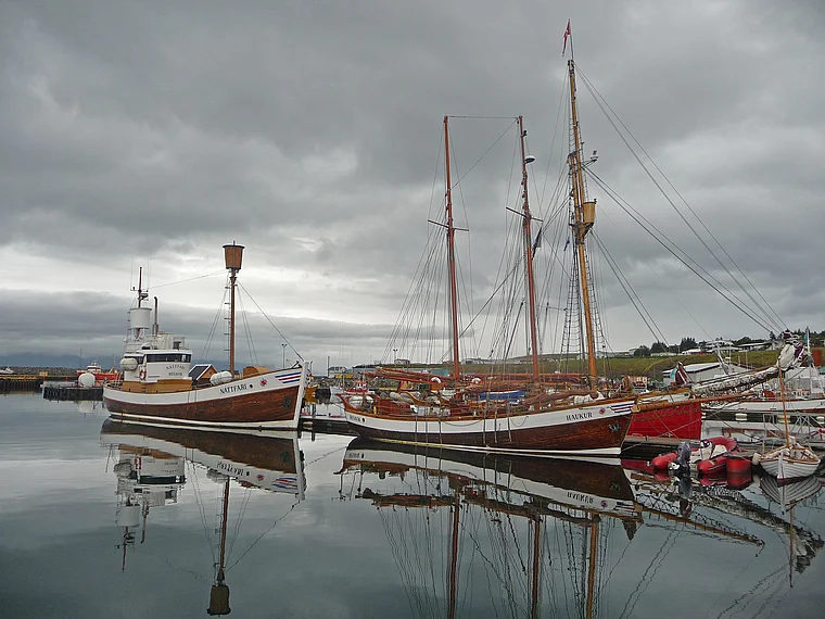 Island Husavik Schiffe im Hafen