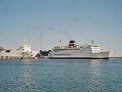 Südschweden Ystad Hafen Fähre von fern