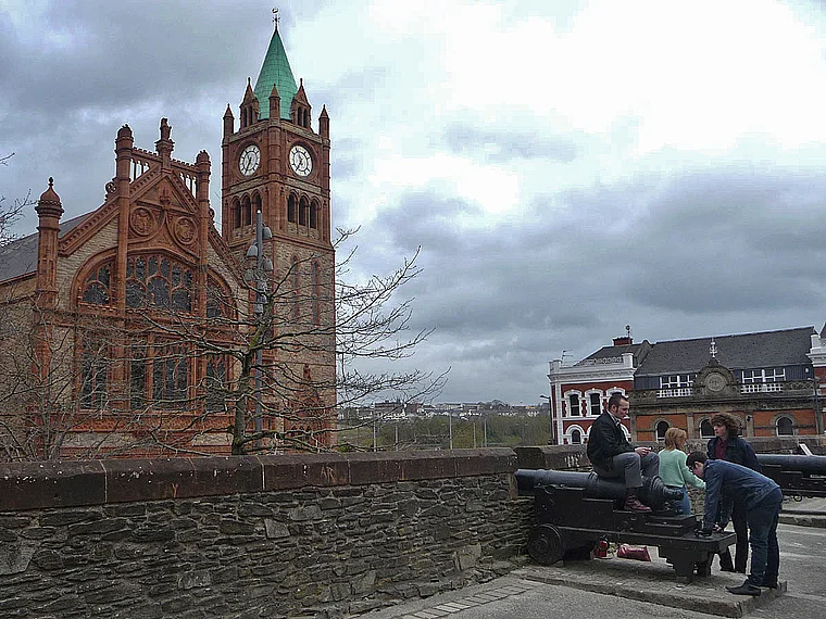 Nordirland Londonderry Stadtmauer Kanone Guildhall