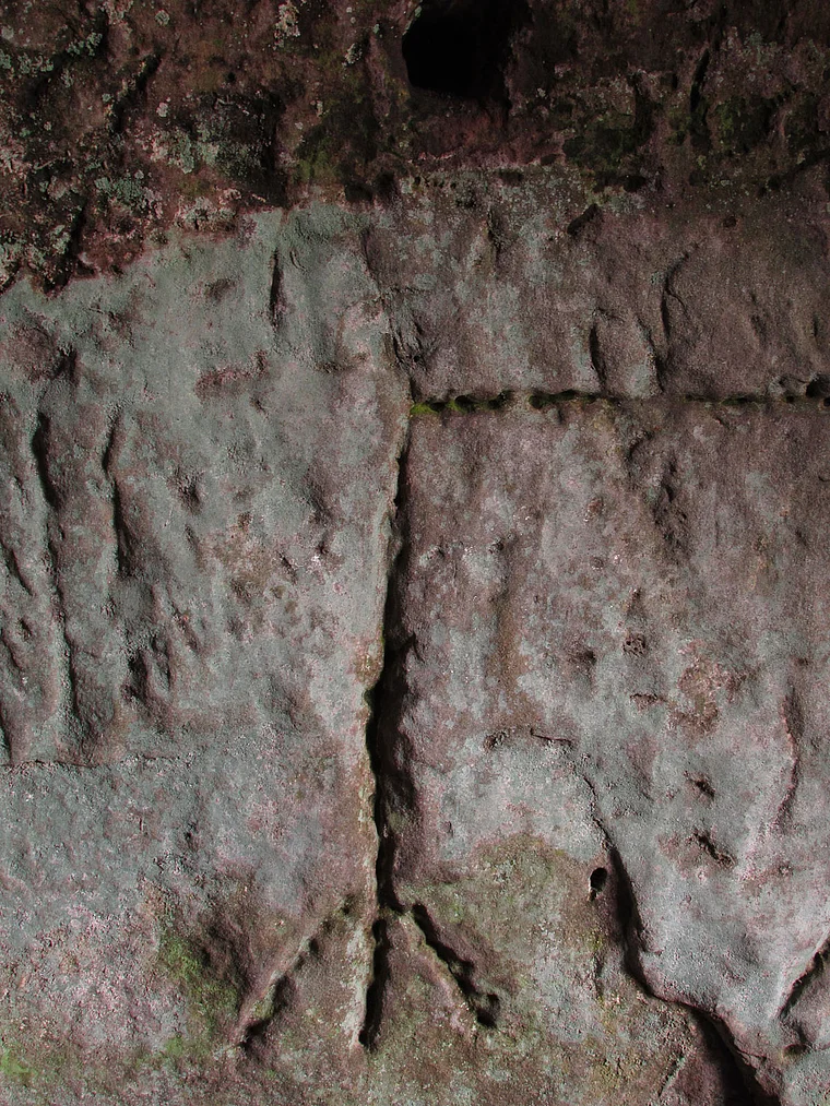 Externsteine Nebengrotte Runen