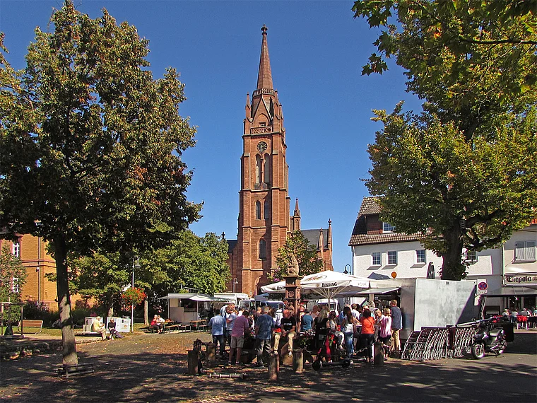 Langen Leuschnerplatz und Kirche