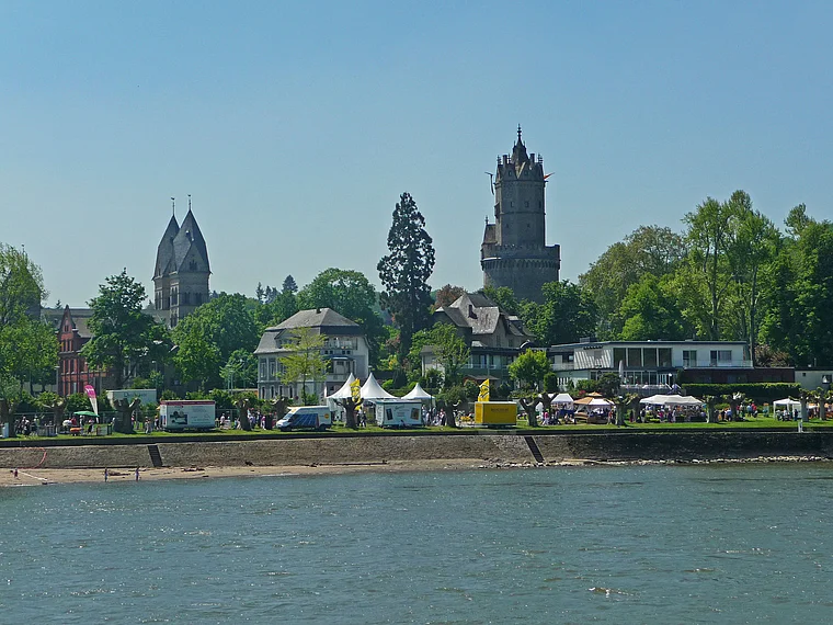 Andernach Blick vom Rhein auf die Stadt
