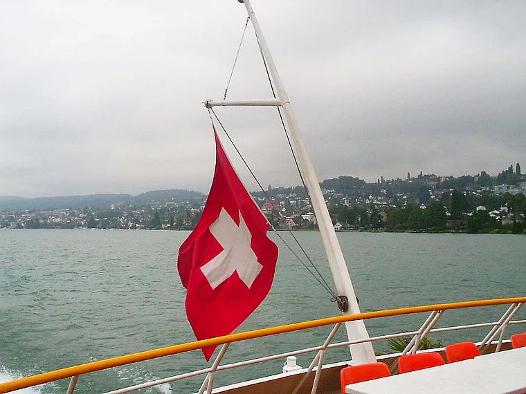 Zürich Ausflugsschiff Heck mit Schweizer Fahne