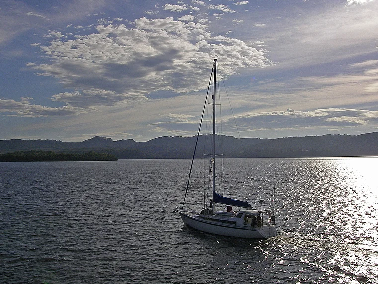 Tasmanien Strahan Bucht mit Segelboot im Gegenlicht