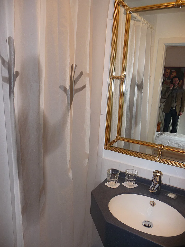 Vulkaneifel Hillesheim Krimi Hotel Hitchcock Zimmer Dusche