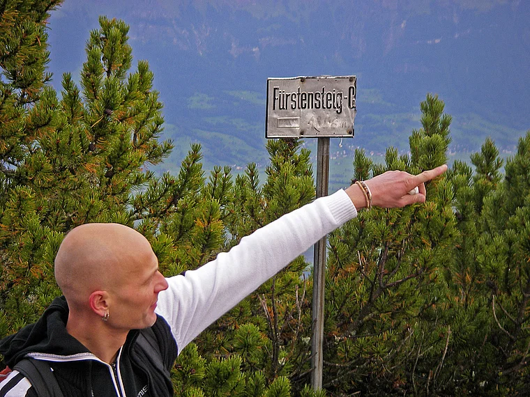 Liechtenstein Wanderer vor Schild Fürstensteig
