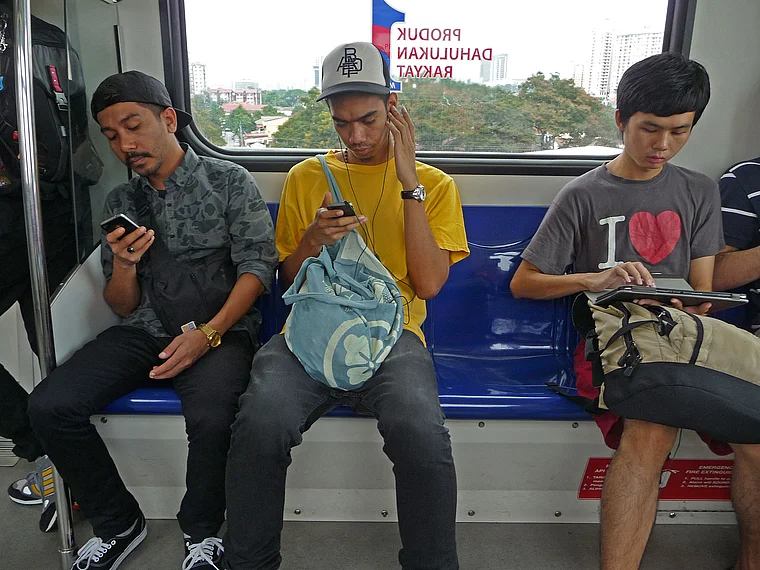 Kuala Lumpur U-Bahn Jugendliche mit Handy