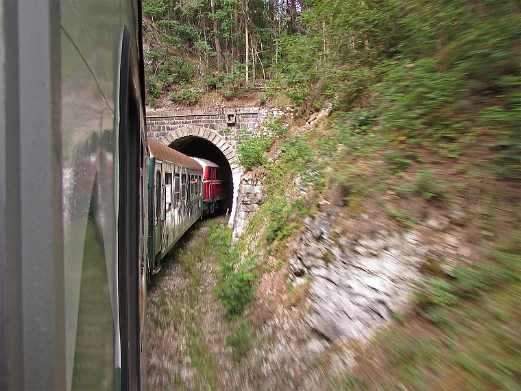Bulgarien Rhodopen Schmalspurbahn Tunnel