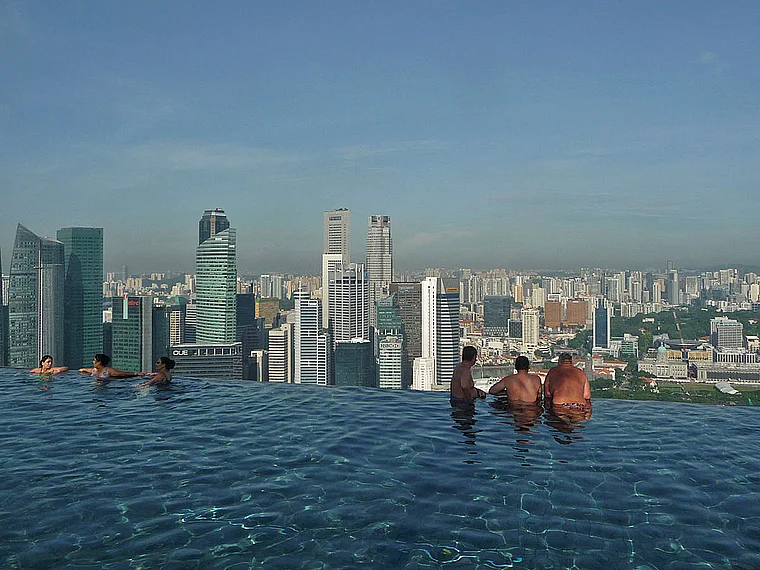 Infinity-Pool hoch über der Skyline von Singapur