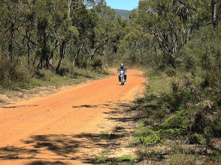 Australien Victoria Motorradfahrer auf Sandpiste