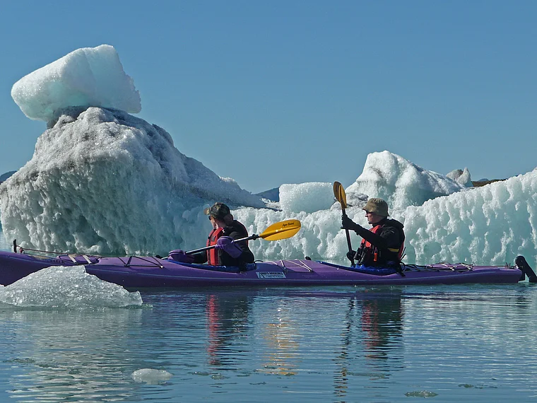Alaska Columbia Bay Kanufahrer vor Eisscholle