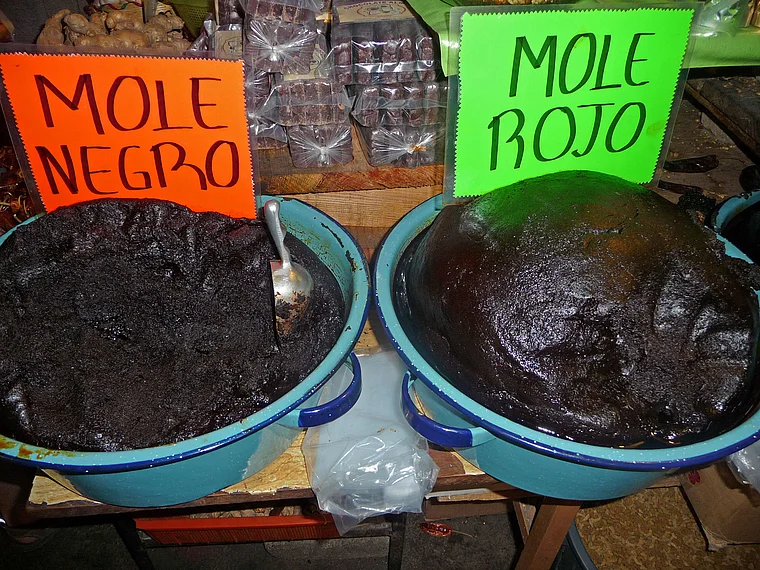 Mexiko Oaxaca Markthalle Mole negro Mole rojo
