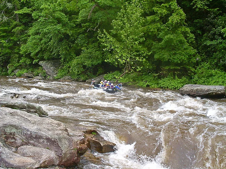 South Carolina Blue Ridge Mountains Wildwasser Rafting von fern