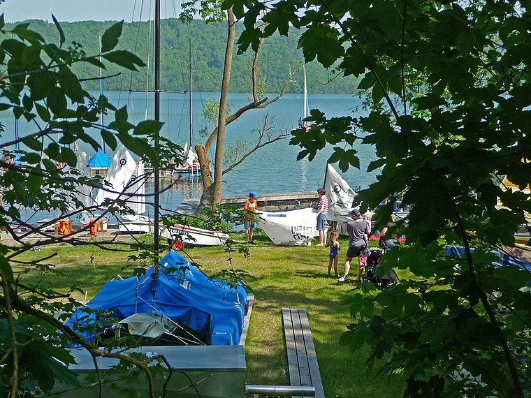 Laacher See Ufer mit Segelbooten