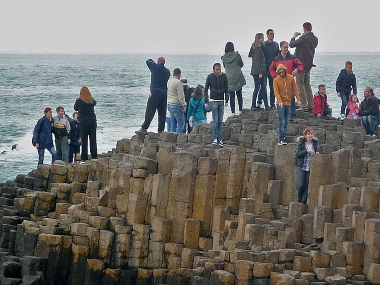 Nordirland Giant's Causeway Basaltsäulen Besucher