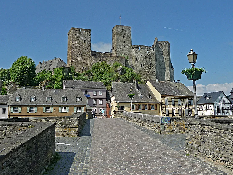 Runkel Alte Lahnbrücke und Burg