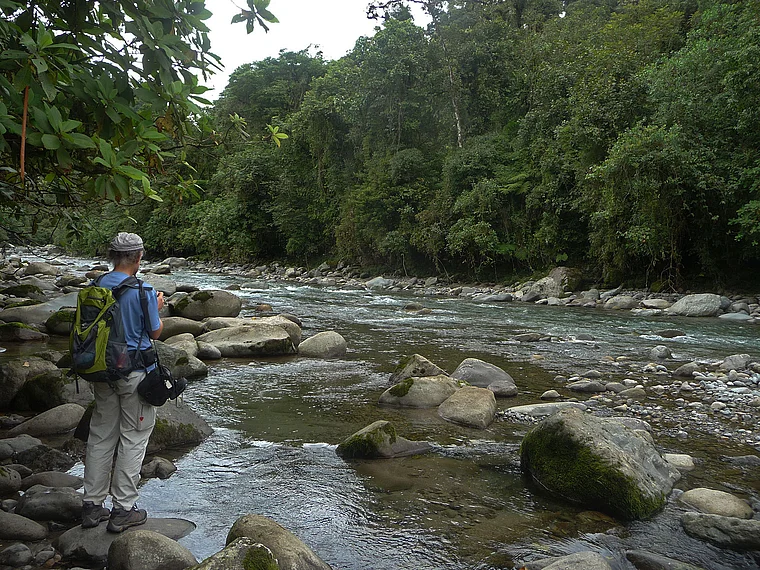Costa Rica Wanderer am Rio Orosi
