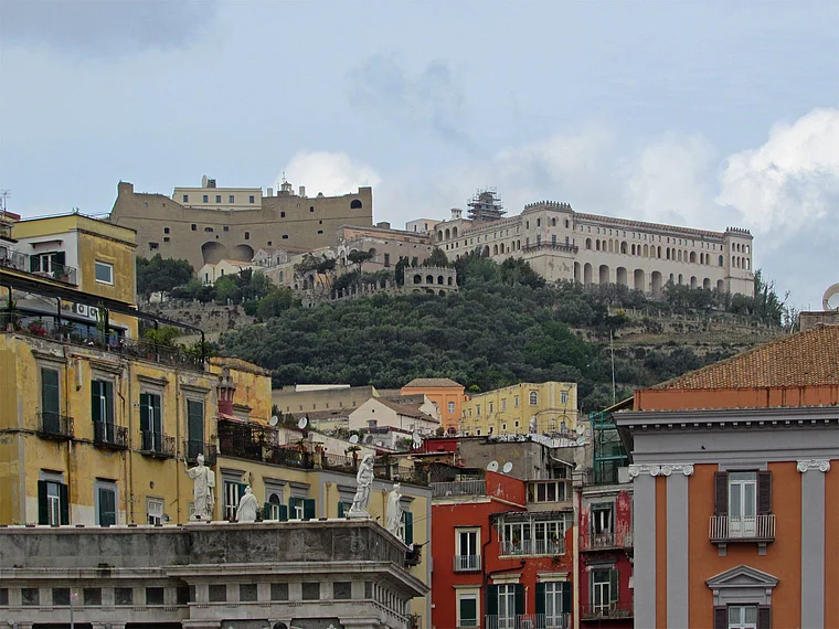 Neapel Piazza de Plebiscito Blick zum Castel Sant'Elmo