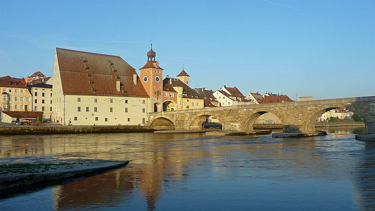 Regensburg Wurstkuchl außen Steinerne Brücke 
