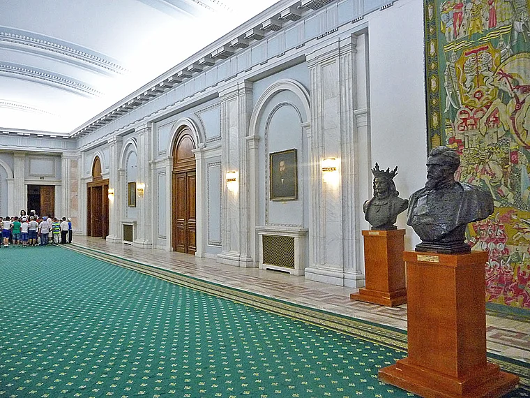 Bukarest Parlamentsgebäude Korridor mit Büsten