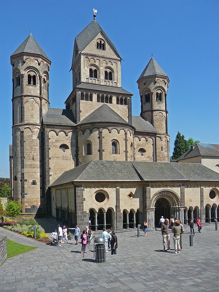 Maria Laach Klosterkirche mit Besuchern