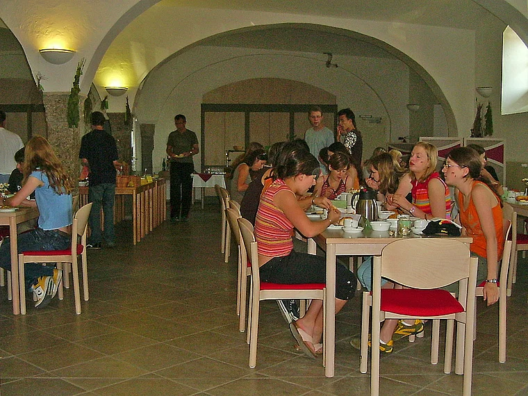 Ostritz  Internationales Begegnungszentrum Frühstücksraum mit Gästen