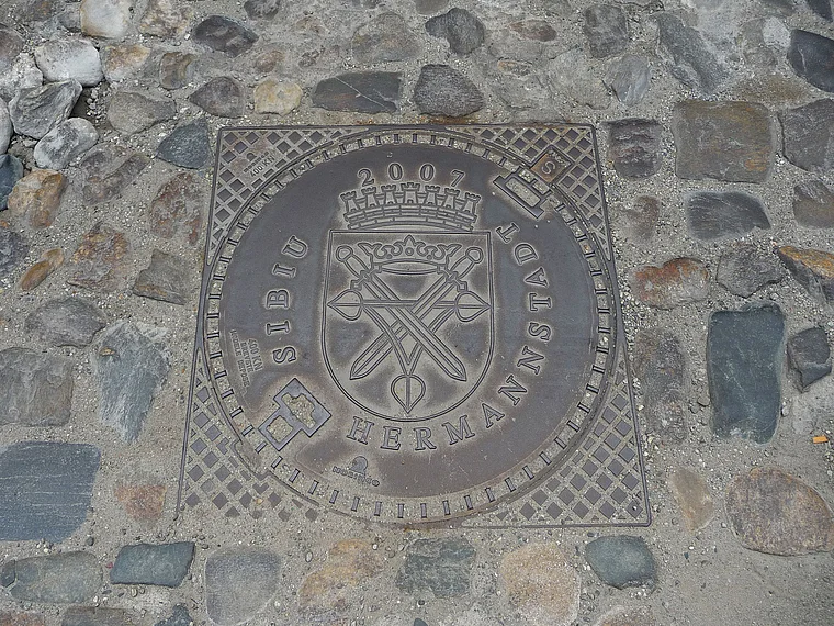 Rumänien Hermannstadt Wappen in der Straßendecke