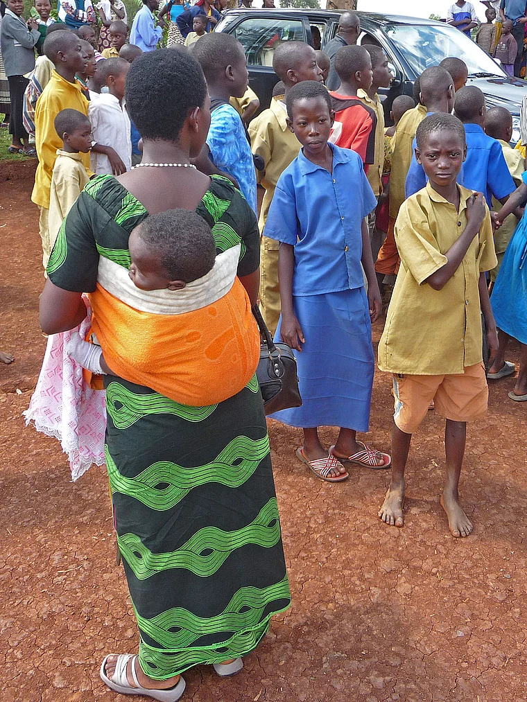 Ruanda Mutter mit Baby auf dem Rücken