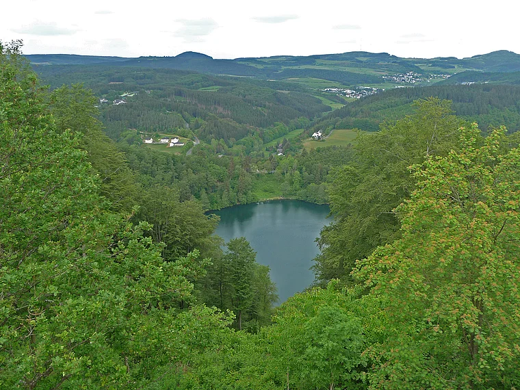 Vulkaneifel Gemündener Maar von fern