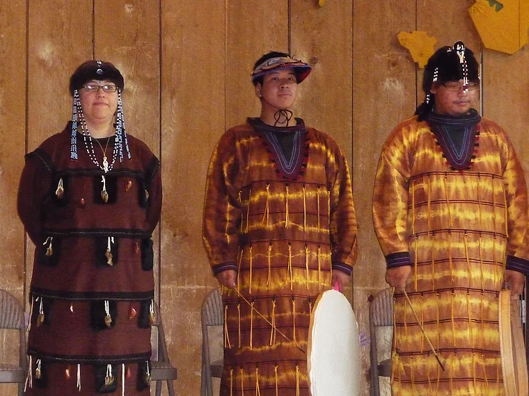 Aklaska Anchorage Native Heritage Center Männer von den Aleuten in traditioneller Kleidung nah