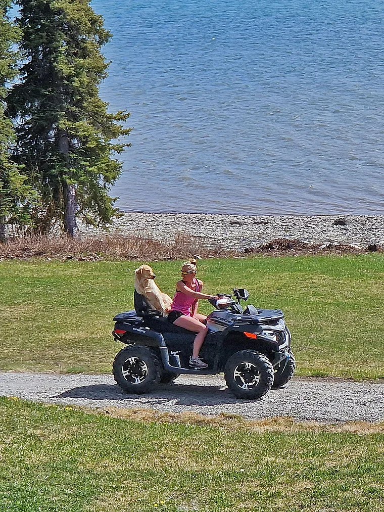 Yukon Tagish Lake Menschen Quad