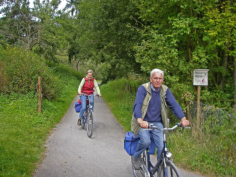 Gutenstein Donau Radweg mit Radfahrern