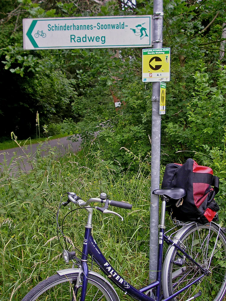 Hunsrück Schild Schinderhannes Soonwald Radweg mit Fahrrad