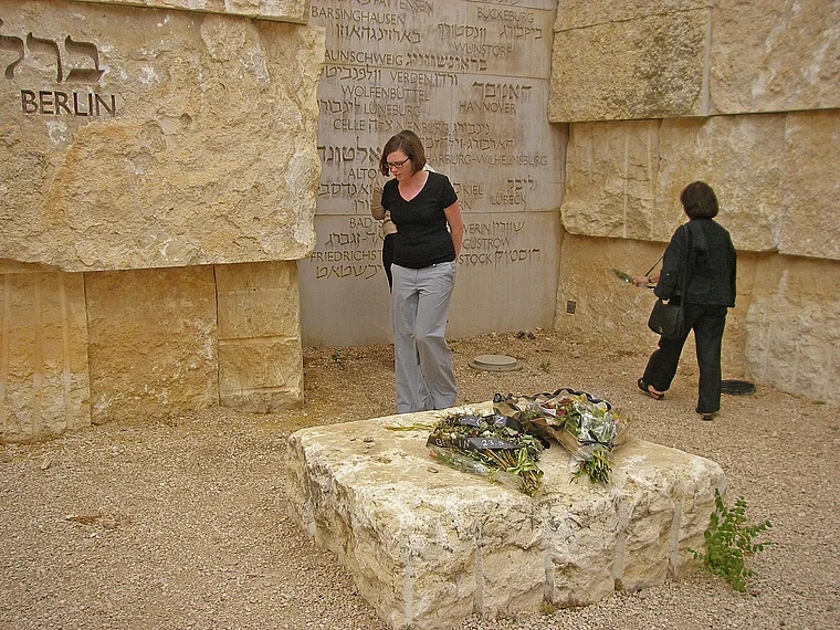Jerusalem Yad Vashem Tal der Gemeinden Opfertisch mit Blumen