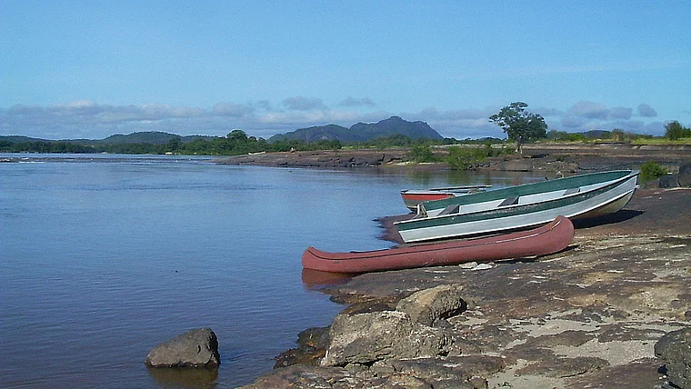Venezuela Orinoco Ufer mit Booten