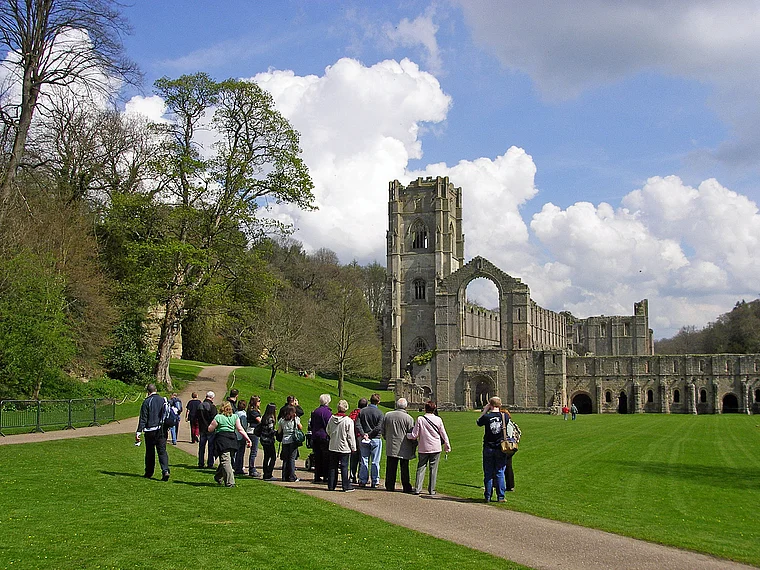 Yorkshire Fountains Abbey mit Besuchergruppe