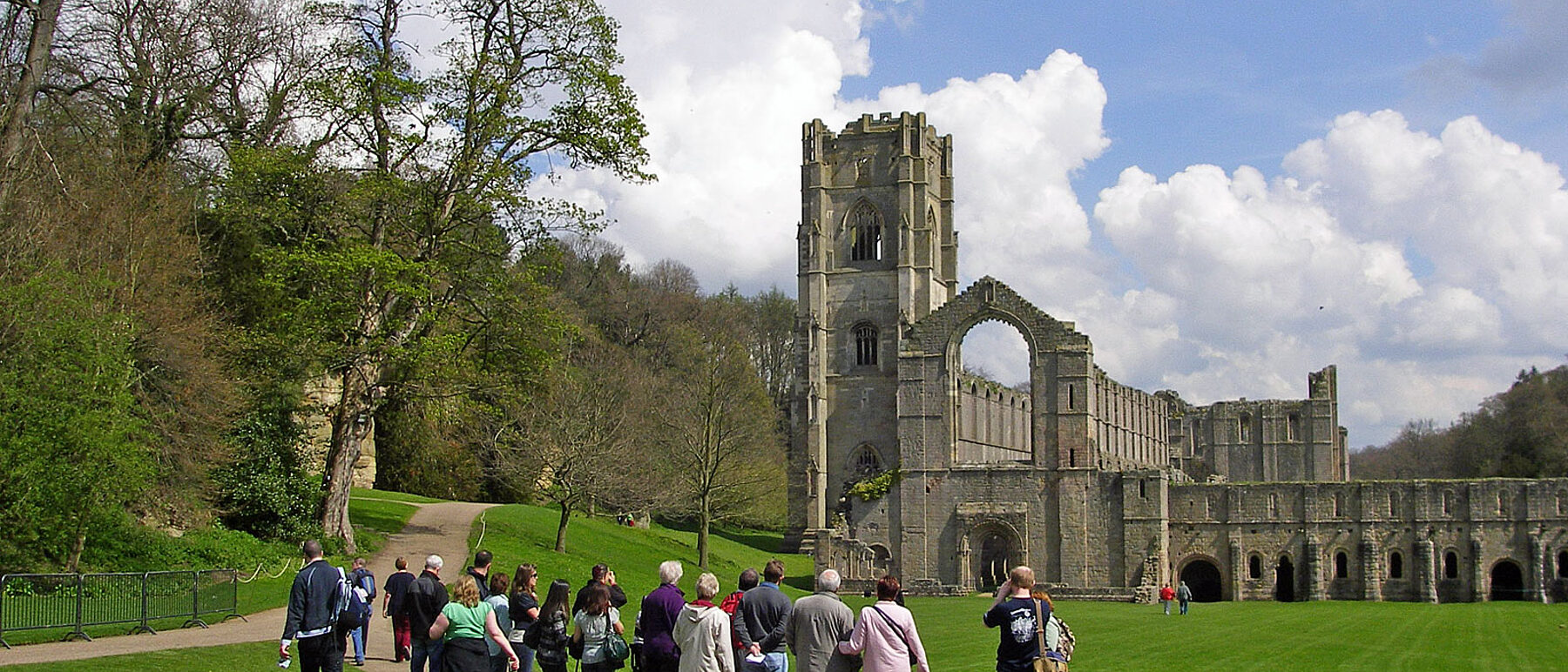 Yorkshire Fountains Abbey mit Besuchergruppe