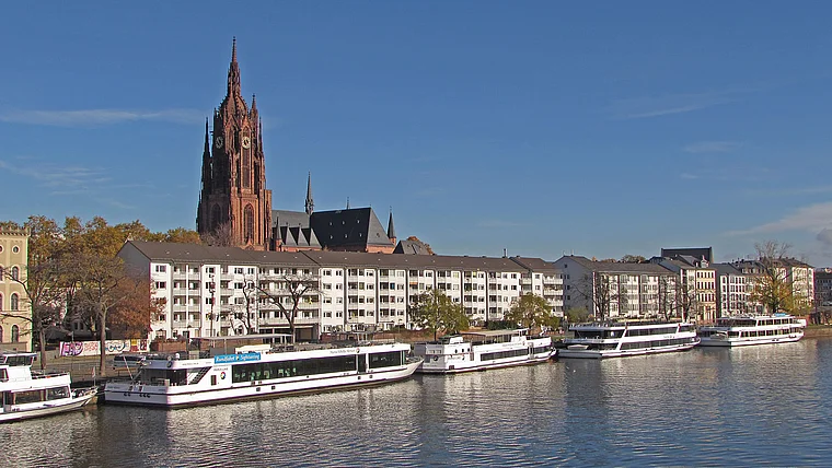 Frankfurt Dom von fern