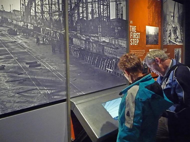 Belfast Titanic Museum innen first step
