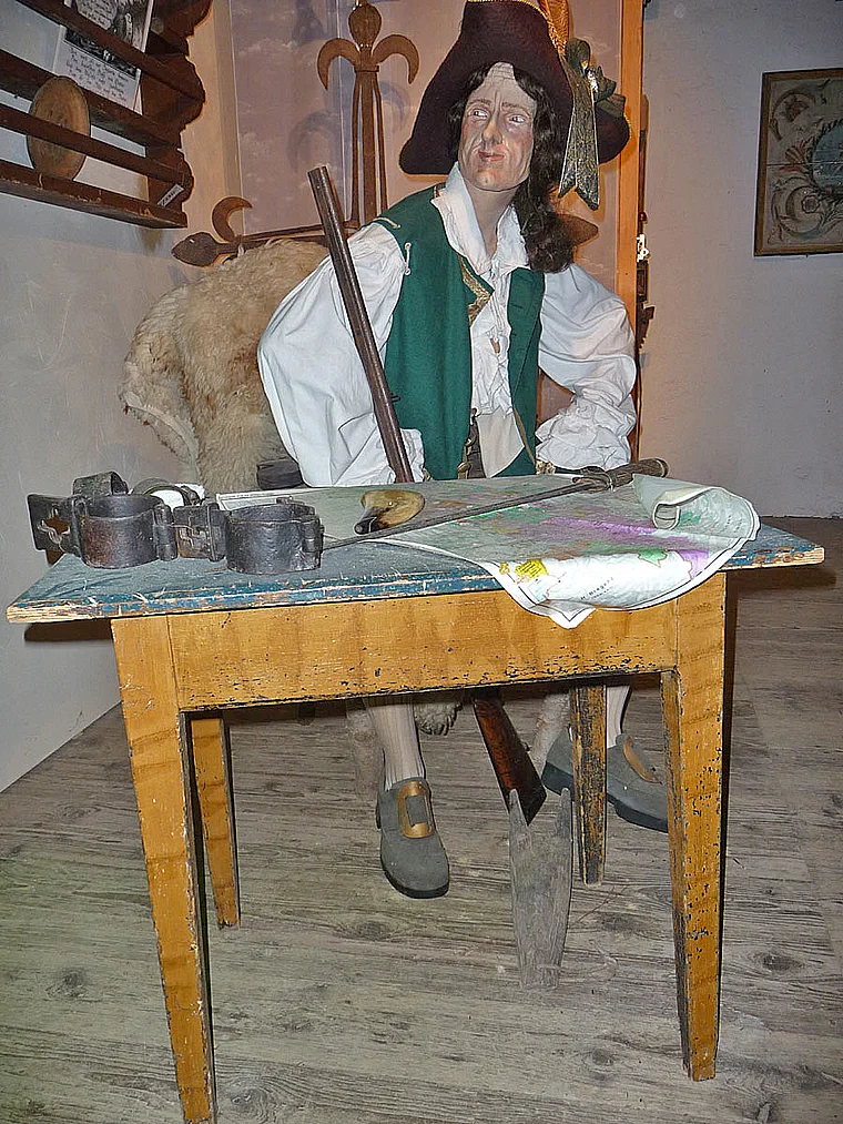 Historische Figur in Uniform an einem gedeckten Tisch